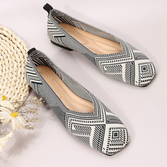 Black multi flats in a size 5 🖤🤍 - Picture 13 of 15